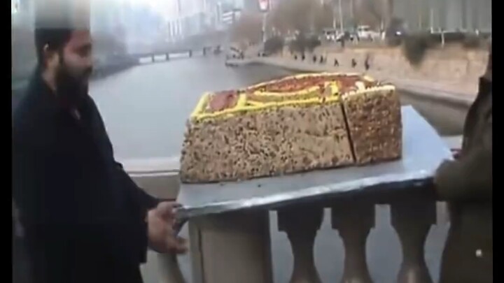 Kue Xinjiang dibuang di Jalur Sungai Kuning Kota Xuzhou