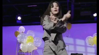 نسخة بدلة Seulgi من Red Velvet لأغنية "QUEENDOM"