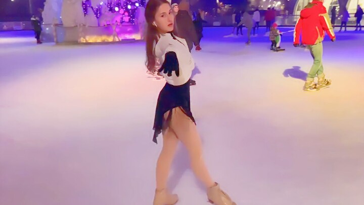 Seorang gadis Ukraina bermain skating dengan lagu <Mo He Wu Ting>