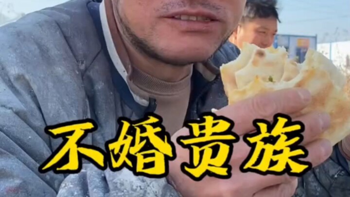 พี่ชายวัย 40 ยังโสดมาจนถึงทุกวันนี้ หาเงินวันละ 300 เผยอย่างตรงไปตรงมาว่า “กินคนเดียวก็อิ่ม ไม่ต้องห