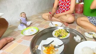 WOW Wow...Little Princes Maya Joining Dinner With Family, Baby Monkey Maya Really Yummy