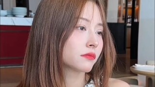 女朋友看我不给她拍照 直接拉拉脸