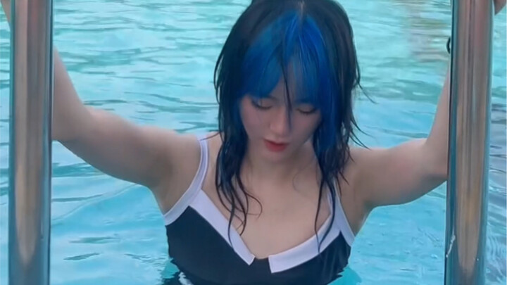 女生夏天在游泳池里面会做什么？