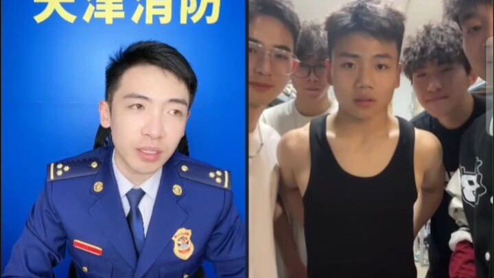 นักดับเพลิงเทียนจินเปิดวิดีโอคอลหาหนุ่มนักศึกษาซานตง ทั้งหอพักกลายเป็นเด็กดีไปหมด!