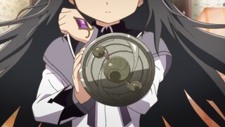 Homura Akemi ties up Madoka after time stops