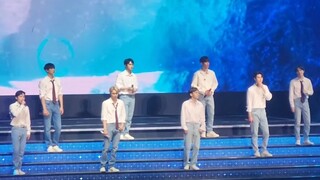 الثمانية معًا! الكشف عن العرض الأول لأغنية من الألبوم الجديد لـ EXO!