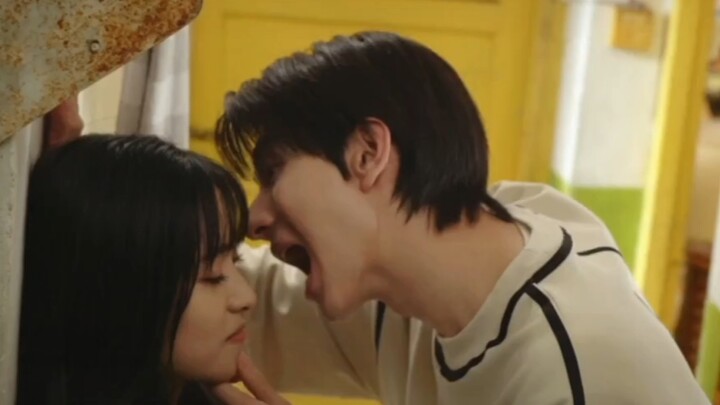 ฉากหัวเราะ ‖ ตัวเอกชายและหญิงจูบกัน ผู้กำกับหัวเราะอยู่ข้างๆ