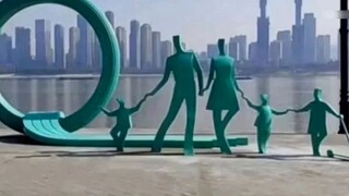 Tác phẩm điêu khắc hình em bé dẫn đầu một nhóm ba đứa trẻ đã được mở rộng từ một lên ba và cư dân mạ