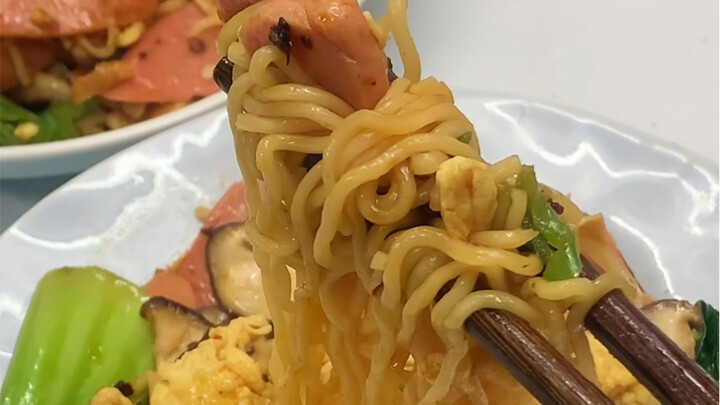 Pacarku makan mie instan goreng hari ini～