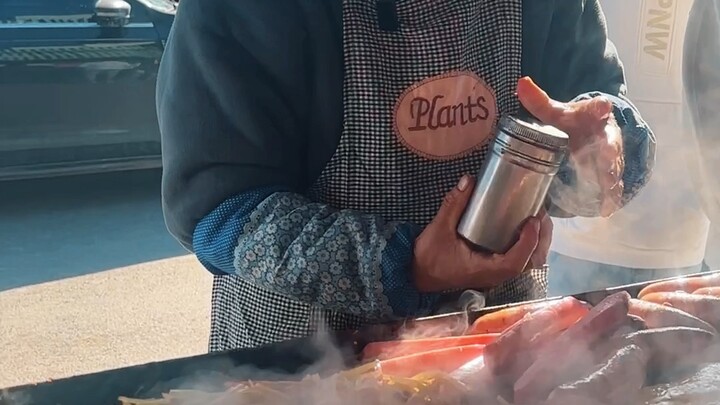 Princesses and princes at the scene, please enjoy the cake!