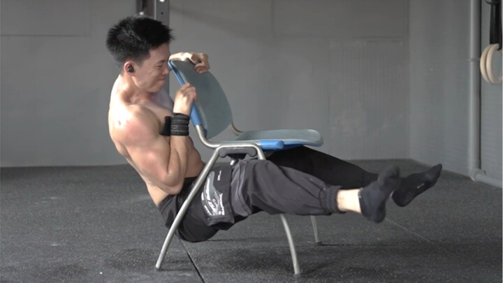 ท้าทายปีนเก้าอี้ให้รอบเดียว แค่เท้าแตะพื้นก็แพ้! ยากมากเลย