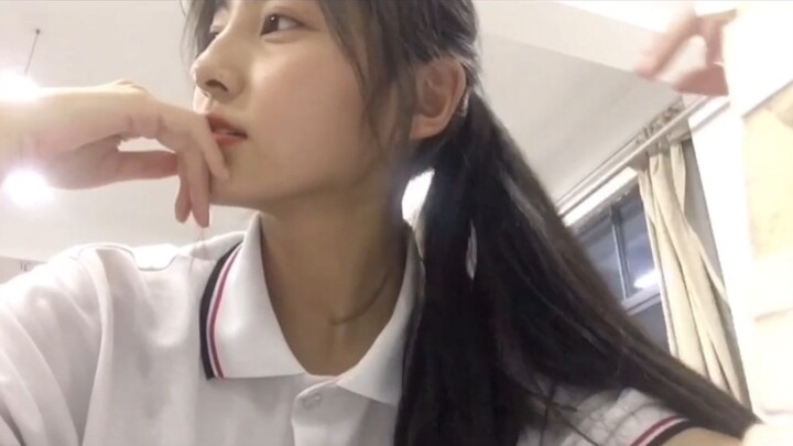 With looks like these, she’d definitely stand out on campus!