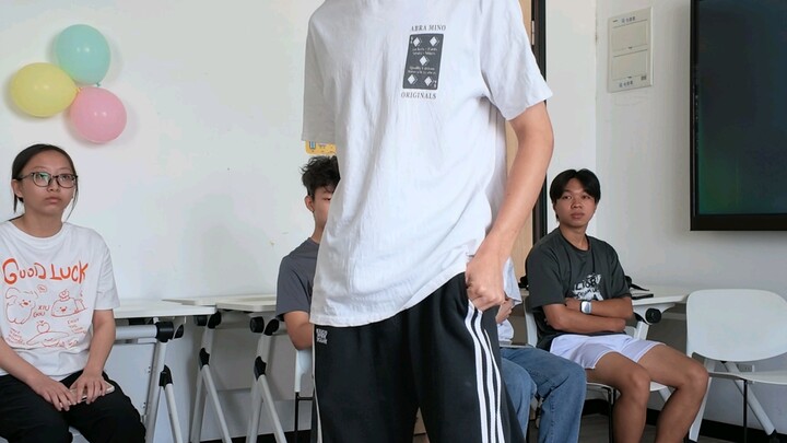 วันเปิดเทอมวันแรกจะทำยังไงให้คลายความเขินกันนะ ที่จริงแล้วก็คือไม่มีทางเลี่ยงที่จะถูกเรียกขึ้นไปแสดง