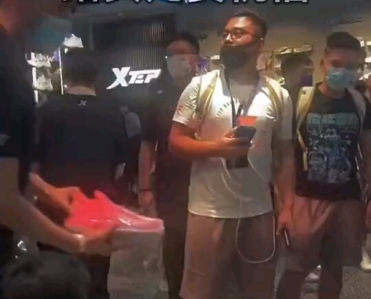 Seorang penggemar mengenakan semua seragam yang pernah dipakai Jeremy Lin sepanjang kariernya, datan