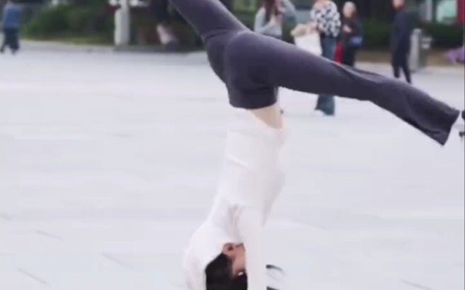 لين داندان، المديرة السابقة لفرقة هينغدا للرقص والغناء، جميلة كالزهرة، ومهاراتها الراقصة تتفوق على ا