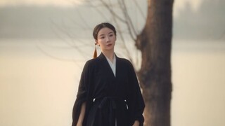 与余舟一芥，舟中人两三粒而已。