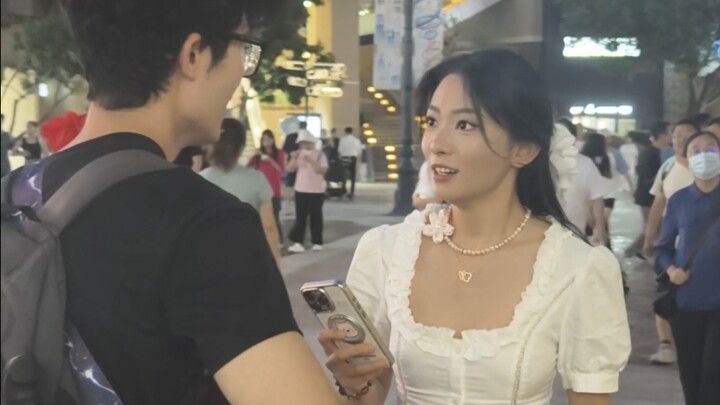 Chị gái: Bạn là ai vậy?