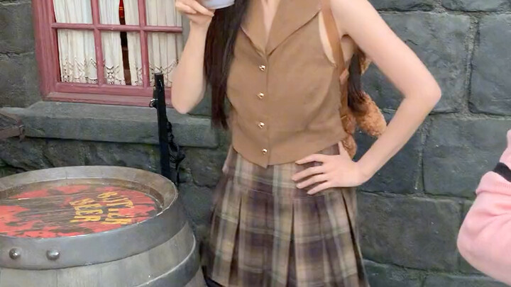 Ran into Li Yitong at Universal Studios