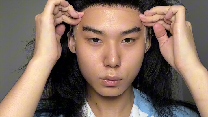 ما زلت منغمسًا في ارتداء الشعر المستعار بشكل تام.