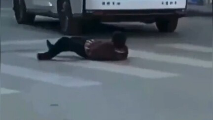 Masa-masa bahagia aja nggak dinikmati, malah ngotot buat hal aneh—siapa yang bakal ngebiarin kamu be