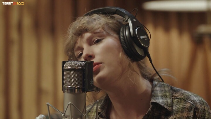 TAYLOR SWIFT Folklore Long Pond Studio