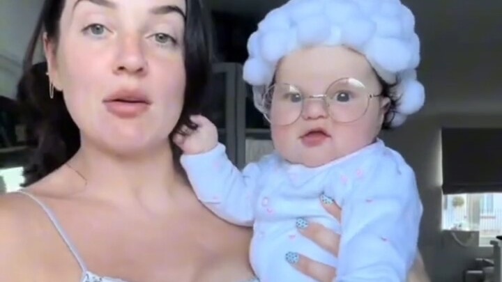 من هذه العجوز الصغيرة من عائلة سي؟