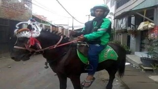 meme yang saya temukan ketika naik ojek online