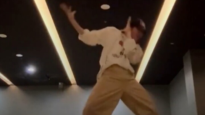 Cheng Hanbin’s live dance performance of “ECHO! + WICKED + LAW + Nobody Has To Know” 🎶