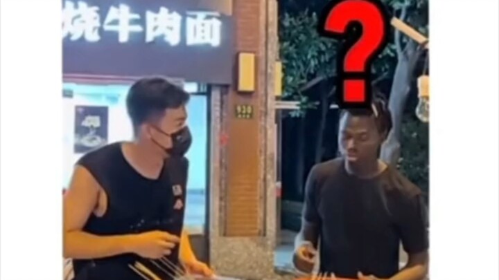 黑人小哥：你刀尼玛呢……