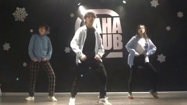 [Wang Chenyi] Another version of Chenyi’s hard-work-and-sweat dance cover in the studio