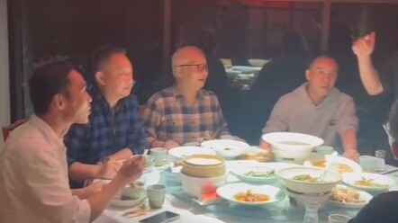 Sekelompok guru tua ngotot minta aku nyanyi lagu "Daji Dali, Tonight We Eat Chicken"!