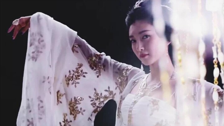 这是她第一部古装剧，她很适合演心机算尽的温柔姑娘
