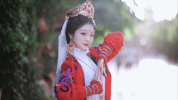 Wind-swept grapes with sunlit pomegranate skirts [Uyghur] [Qian Sui]