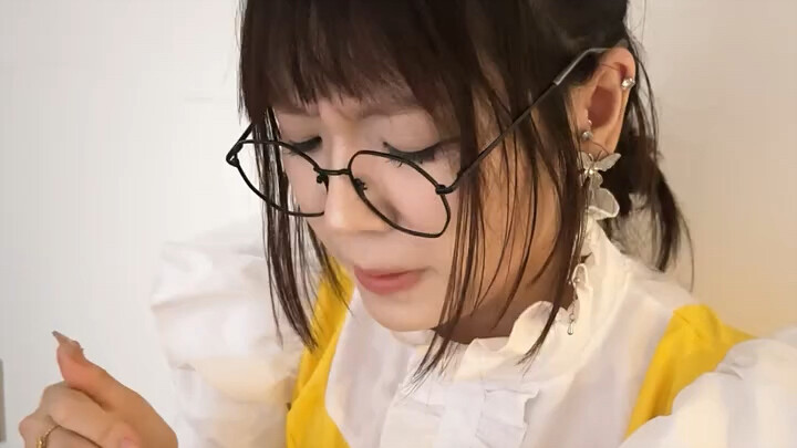 Perempuan memang tidak boleh duduk makan di meja! Ini adalah aturan dari zaman dahulu hingga sekaran