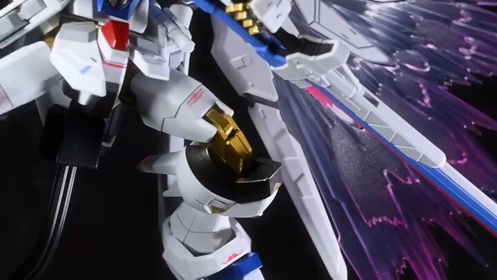 PB HG Extraordinary Destiny Strike Freedom Gundam baru akan tersedia untuk pemesanan awal pada tangg