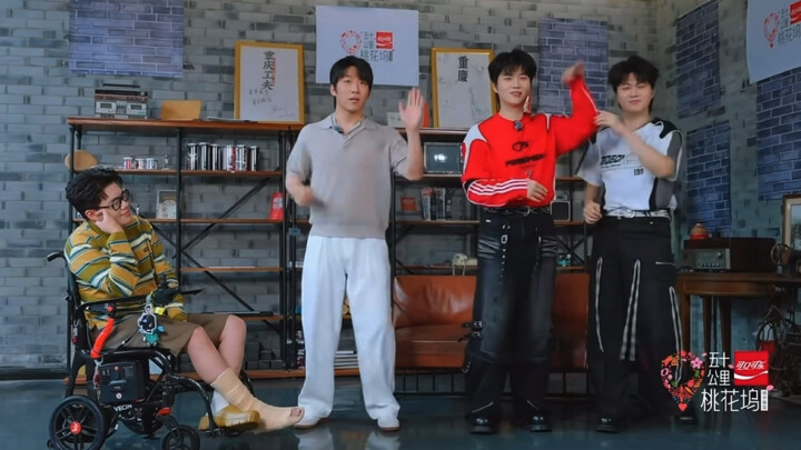 Ku Teng watched the three family members dancing with a look of both disdain and indulgence.