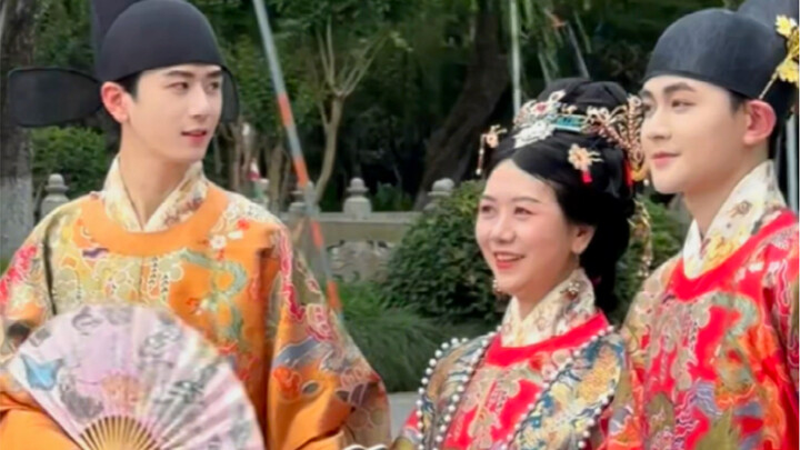 “Với khí chất như mẹ tôi, chắc hẳn bà từng là trụ cột của một gia đình giàu có thời xưa.”