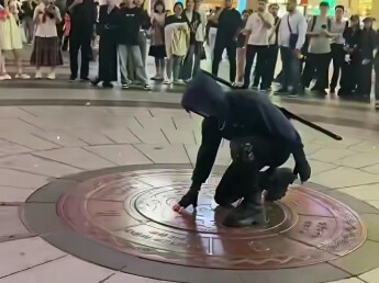 للأمانة، رغم أنه يبدو مضحكًا بعض الشيء، إلا أن مظهره العام لطيف جدًا 🧐