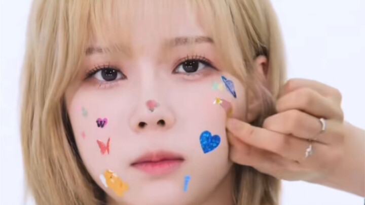 Anggota aespa saling menempelkan stiker, lucu banget!