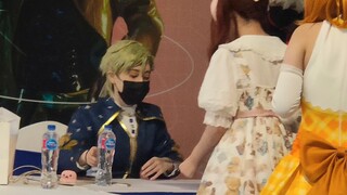 I had a really good time at this comic convention!!! I got to hug Karina hahahahahahahahaha