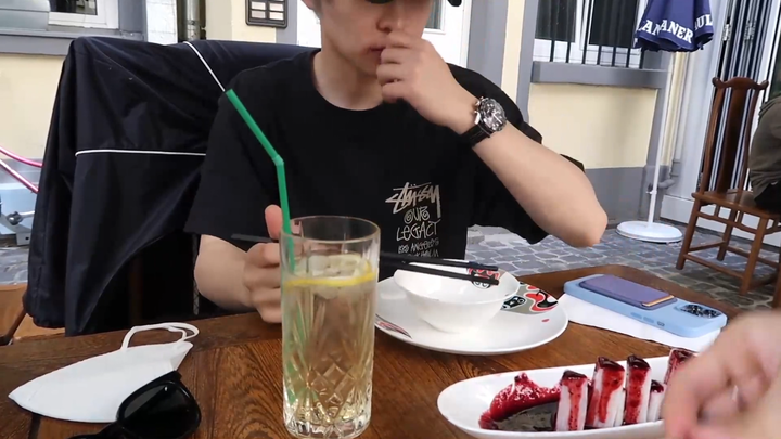 Zhisheng: Brother Kaican, will you turn white if you eat this? Chenle: No. Kaican: Are the two of yo