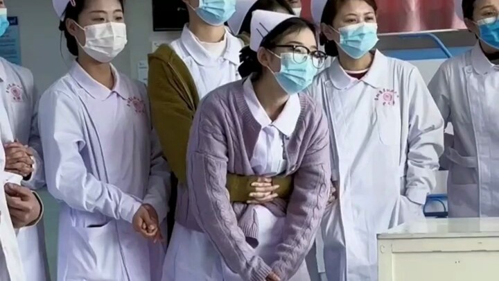 สาวคบแฟนมา 7 ปีเพิ่งเลิกกัน ตอนเรียนยืนไม่ไหวแล้ว เพื่อนร่วมชั้น: ใครช่วยที!