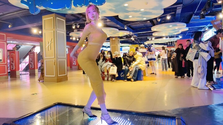 สาวเซ็กซี่ผิวกล้วยเต้นบนเครื่องเต้นเหมือนหุ่นเชิด ฮ่าๆๆ!