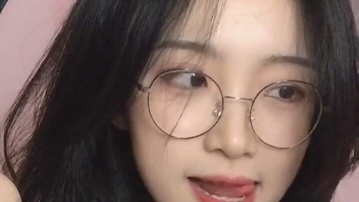 Sepertinya dia baru ingat kalau dia seorang vlogger kecantikan.