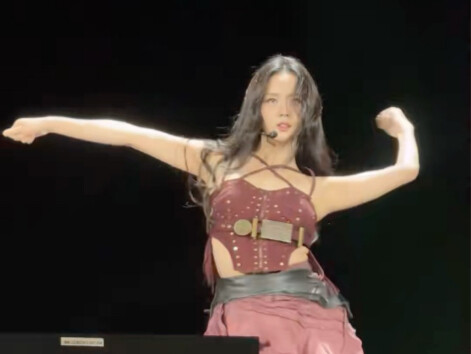 يا إلهي، أغنية Jump حقًا تُظهر لكل شخص من الأربعة لونه الخاص! تعالوا جميعًا لنلقي نظرة، حتى أنا لا أ