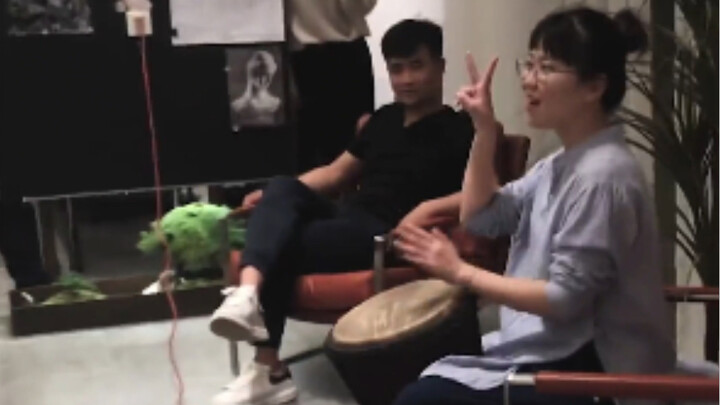 Senyum yang menawan, suara nyanyian yang jernih, begitulah kehidupan yang seharusnya dijalani orang 