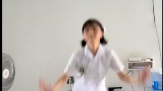 [Versi Perawat] Anda memiliki sepatu hak tinggi dan saya memiliki sepatu perawat; tidak terlalu ting