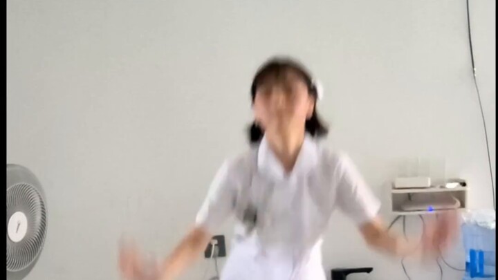 [Versi Perawat] Anda memiliki sepatu hak tinggi dan saya memiliki sepatu perawat; tidak terlalu ting