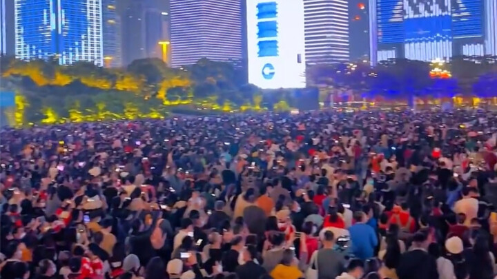 Hóa ra chen chúc giữa biển người mới là cuộc sống bình yên đích thực!