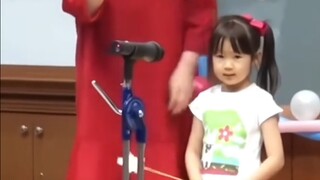 يون، أصغر عضو في Hearts2Hearts، يُغطي أغنية Up&Down لفرقة EXID. يا له من بطاطس صغيرة لطيفة!